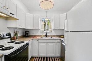 Fridge, microwave, oven, stovetop - Chic Townhouse in Northtown (Spokane)