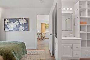 1 soverom, skrivebord, reiseseng for barn og wi-fi (inkludert)