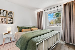 1 bedroom, desk, travel crib, free WiFi - Chic Townhouse in Northtown (Spokane)