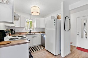 冷蔵庫、電子レンジ、オーブン、コンロ