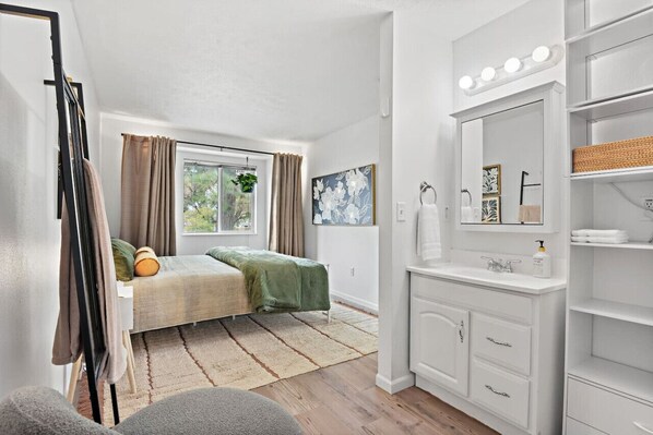 1 室のベッドルーム、デスク、旅行用ベビーベッド、WiFi (無料)