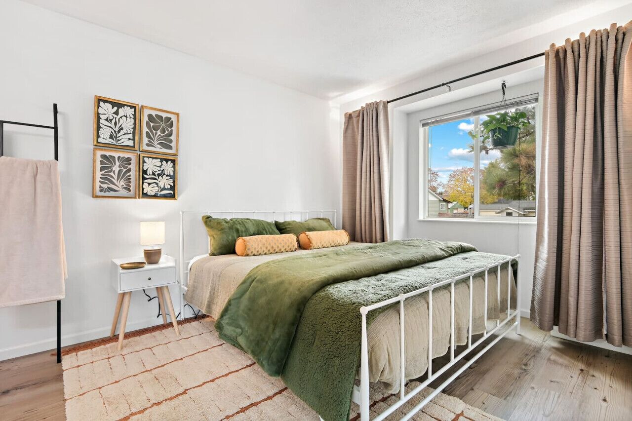1 bedroom, desk, travel crib, free WiFi