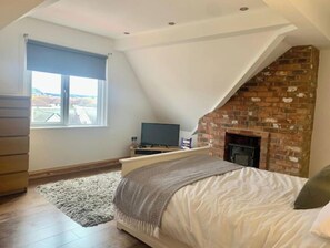 5 bedrooms, iron/ironing board, travel cot, free WiFi - Spacious 5-Bedroom Home for Families & Groups (Llandudno)