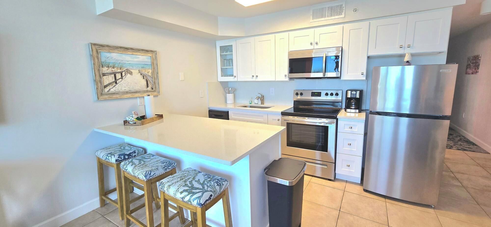 Réfrigérateur, micro-ondes, four, plaque de cuisson