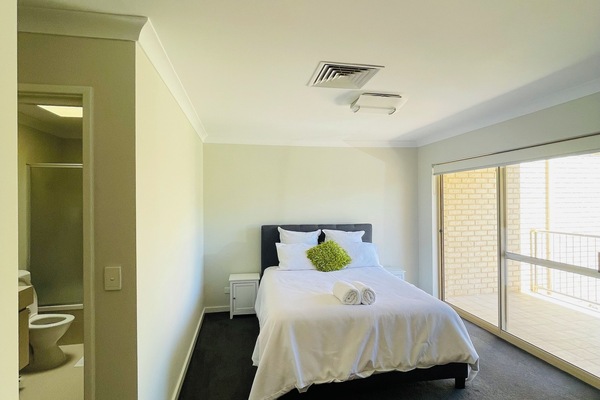 3 makuuhuonetta, silitysrauta/-lauta, Wi-Fi, vuodevaatteet