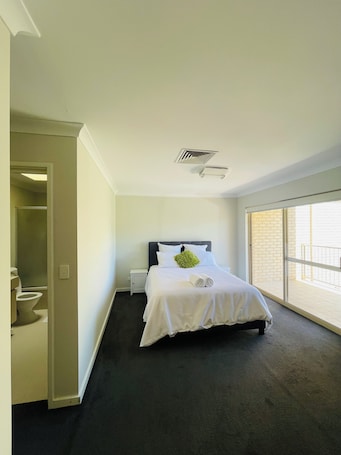 3 bedrooms, iron/ironing board, WiFi, bed sheets. Rehoboth homes