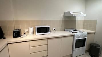 Een koelkast, een magnetron, een oven, een kookplaat