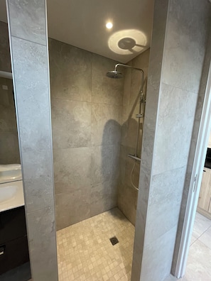 Dusche, Haartrockner, Handtücher, Seife