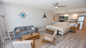 Un espace de vie compact comprenant un lit, un canapé et un coin repas.