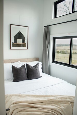 3 bedrooms, WiFi, bed sheets - THE CAAMP. Gorgeous 2-bedroom tiny home. Very close to the Barn/Pebble Creek (Ste. Genevieve)