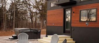 THE CAAMP. Gorgeous 2-bedroom tiny home. Very close to the Barn/Pebble Creek