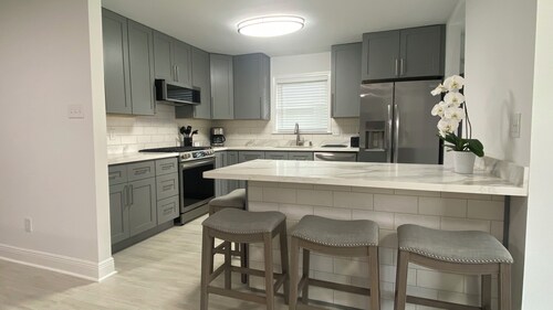 Charming 4 bedroom super clean and safe in Metairie newly remodeled WiFi & AC 