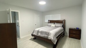 4 habitaciones, tabla de planchar con plancha, wifi y ropa de cama