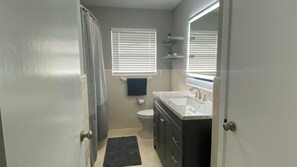 Bruser, hårtørrer, håndklæder, Sæbe