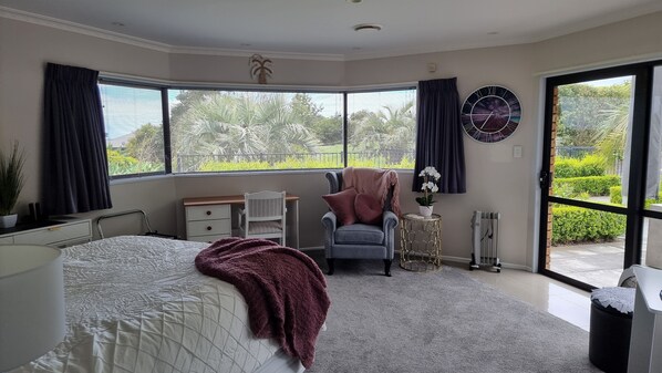 1 bedroom, desk, iron/ironing board, WiFi - Rosandra Retreat Studio (New Plymouth)