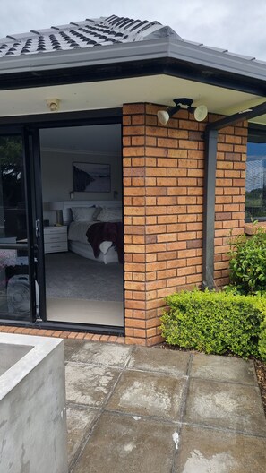 Exterior detail - Rosandra Retreat Studio (New Plymouth)