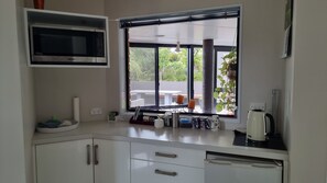Microwave, toaster - Rosandra Retreat Studio (New Plymouth)