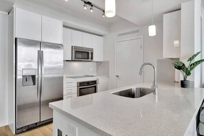 Kjøleskap, mikrobølgeovn, ovn og kokeplater