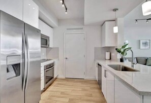 Fridge, microwave, oven, stovetop - Holistic Sanctuary in the Heart of Brickell (Miami)