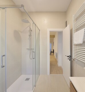 Een douche, een haardroger, handdoeken
