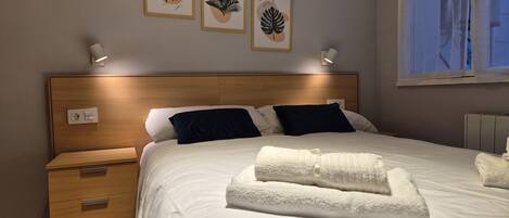 1 slaapkamer, een strijkplank/strijkijzer, gratis wifi, beddengoed