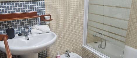 Douche, sĂšche-cheveux, serviettes fournies