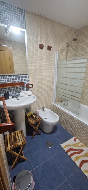 Shower, hair dryer, towels