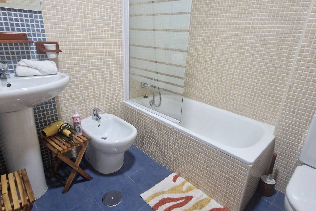 Douche, séchoir à cheveux, serviettes fournies, shampooing