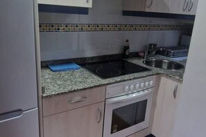 Cafetera y tetera, refrigerador, microondas y horno 