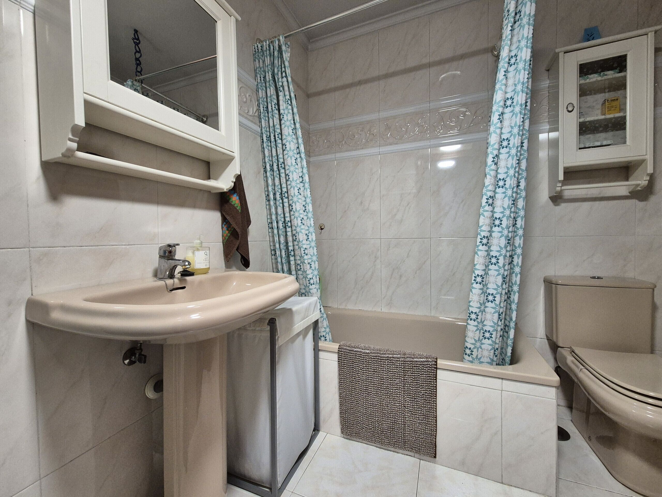 Ducha, secador de pelo y toallas