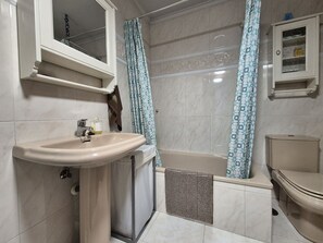 Douche, sèche-cheveux, serviettes fournies