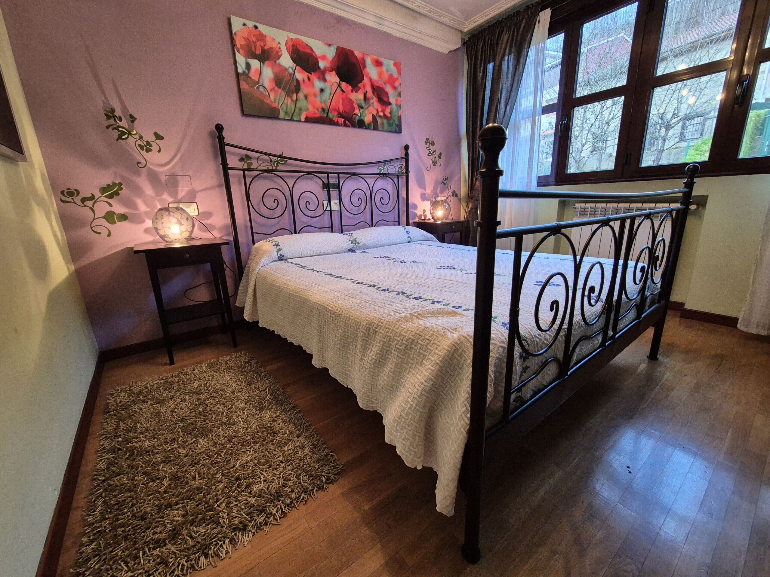 3 dormitorios, tabla de planchar con plancha, ropa de cama