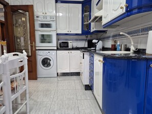 Refrigerador, microondas, horno y cafetera y tetera