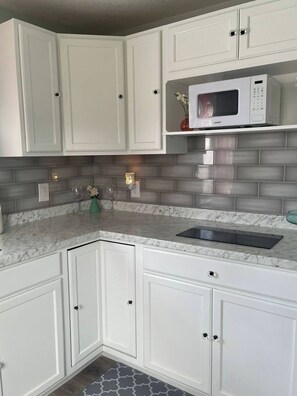 Mikrobølgeovn, kaffe-/temaskine, køkkentøj/tallerkener/redskaber