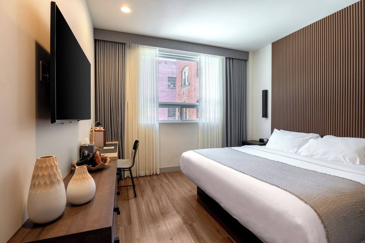 Standard Room, 1 King Bed, Non Smoking | In-room safe, desk, laptop workspace, blackout drapes