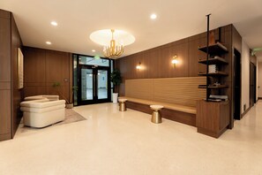Lobby sitting area - Kins Hotel (Los Angeles)