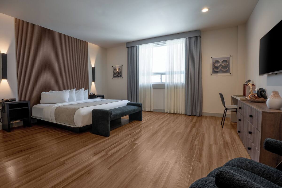 Deluxe Room, 1 King Bed, Mobility Accessible | In-room safe, desk, laptop workspace, blackout drapes