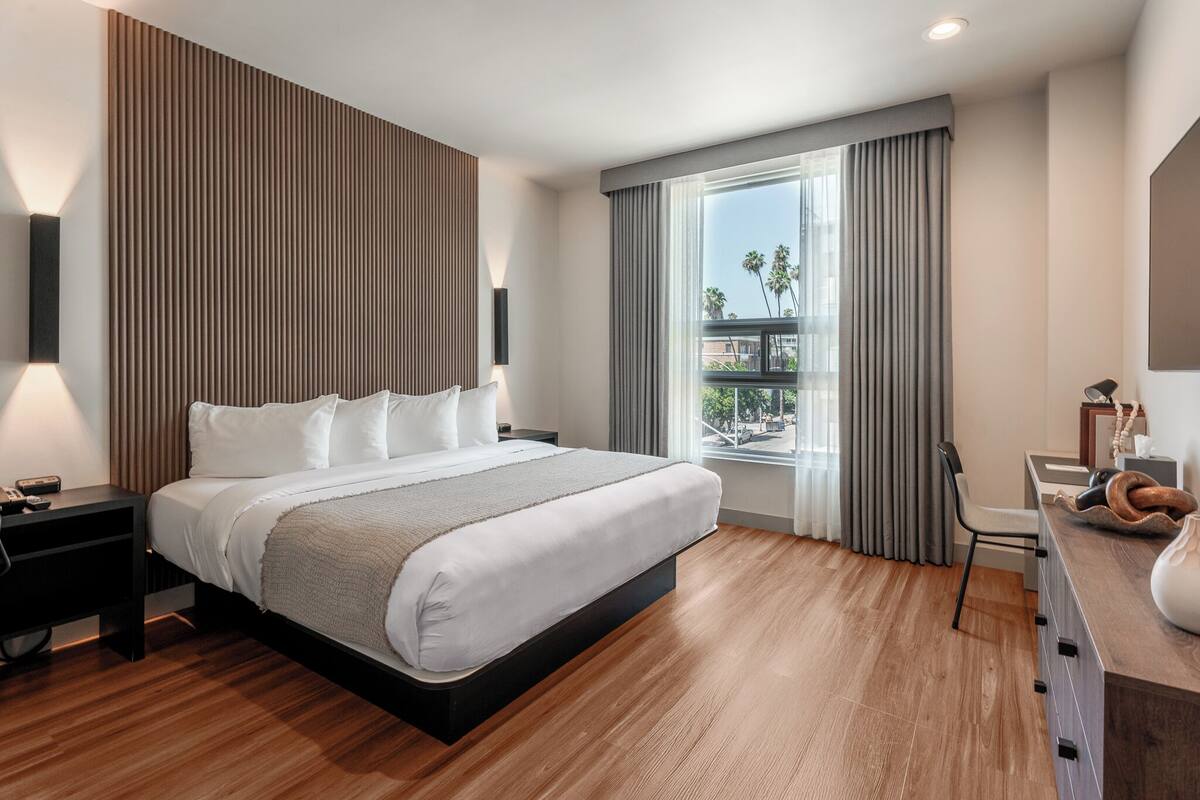 Deluxe Room, 1 King Bed, Non Smoking | In-room safe, desk, laptop workspace, blackout drapes