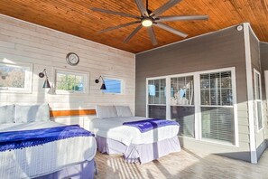 5 bedrooms, desk, iron/ironing board, WiFi