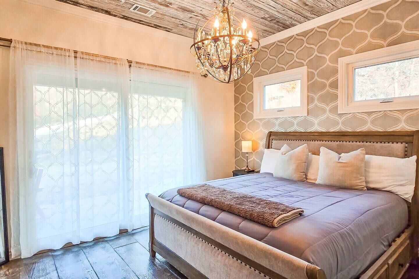 5 slaapkamers, een bureau, een strijkplank/strijkijzer, wifi