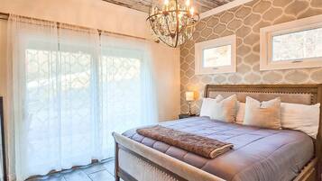 5 slaapkamers, een bureau, een strijkplank/strijkijzer, wifi