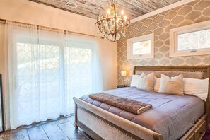 5 bedrooms, desk, iron/ironing board, WiFi