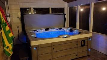 Indoor spa tub