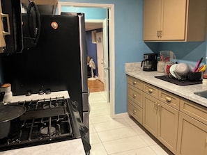 Private kitchen - Charming cozy and comfort three-bedroom house with WiFi available (Los Angeles)