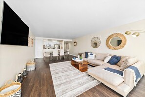 Smart TV, books - Beachfront Bliss: Spacious 2BR Apt Santa Monica (Santa Monica)