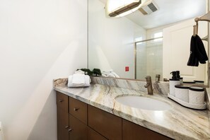 Asciugacapelli, asciugamani, sapone, shampoo