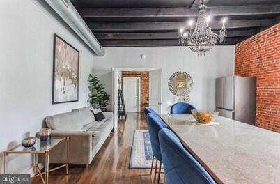 Charming 2-bedroom apartment in cool Philadelphia with WiFi, AC, washer & dryer