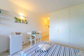Tabla de planchar con plancha, wifi gratis y ropa de cama