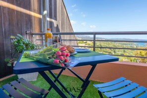 Outdoor dining - Studio flat W/ sea view, hydromassage shower & A/C (Olbia)