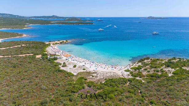 An aerial view of a coastal area with a beach, boats, and clear blue waters. - Asfodeli - Flat with sea view and WiFi (Olbia)